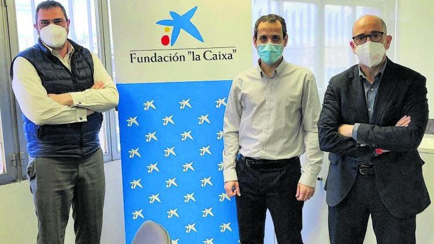 Gustavo Júlvez, director de Banca Instituciones de CaixaBank en Aragón, Gregorio Centro, presidente Kairós, y Javier Muñoz, responsable acción social de la Territorial Ebro de CaixaBank. | SERVICIO ESPECIAL