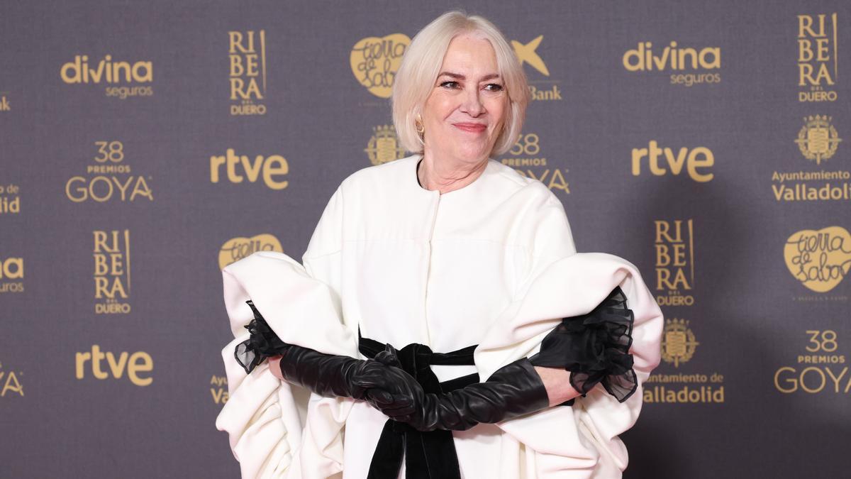 La actriz Susi Sánchez posa en la alfombra rosa previa a la gala de la 38 edición de los Premios Goya, en el Auditorio Feria de Valladolid, a 10 de febrero de 2024, en Valladolid, Castilla y León (España).