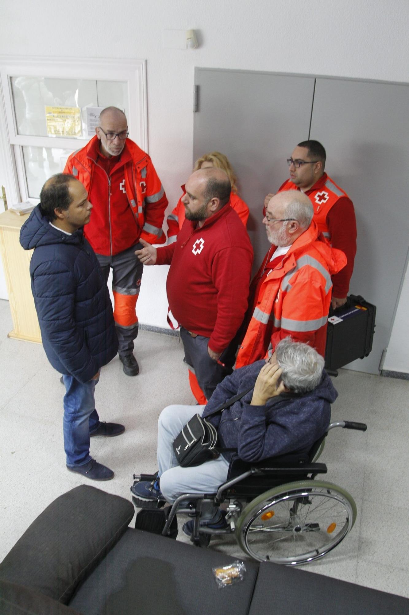 Desalojo de vecinos afectados por el incendio de Aigües