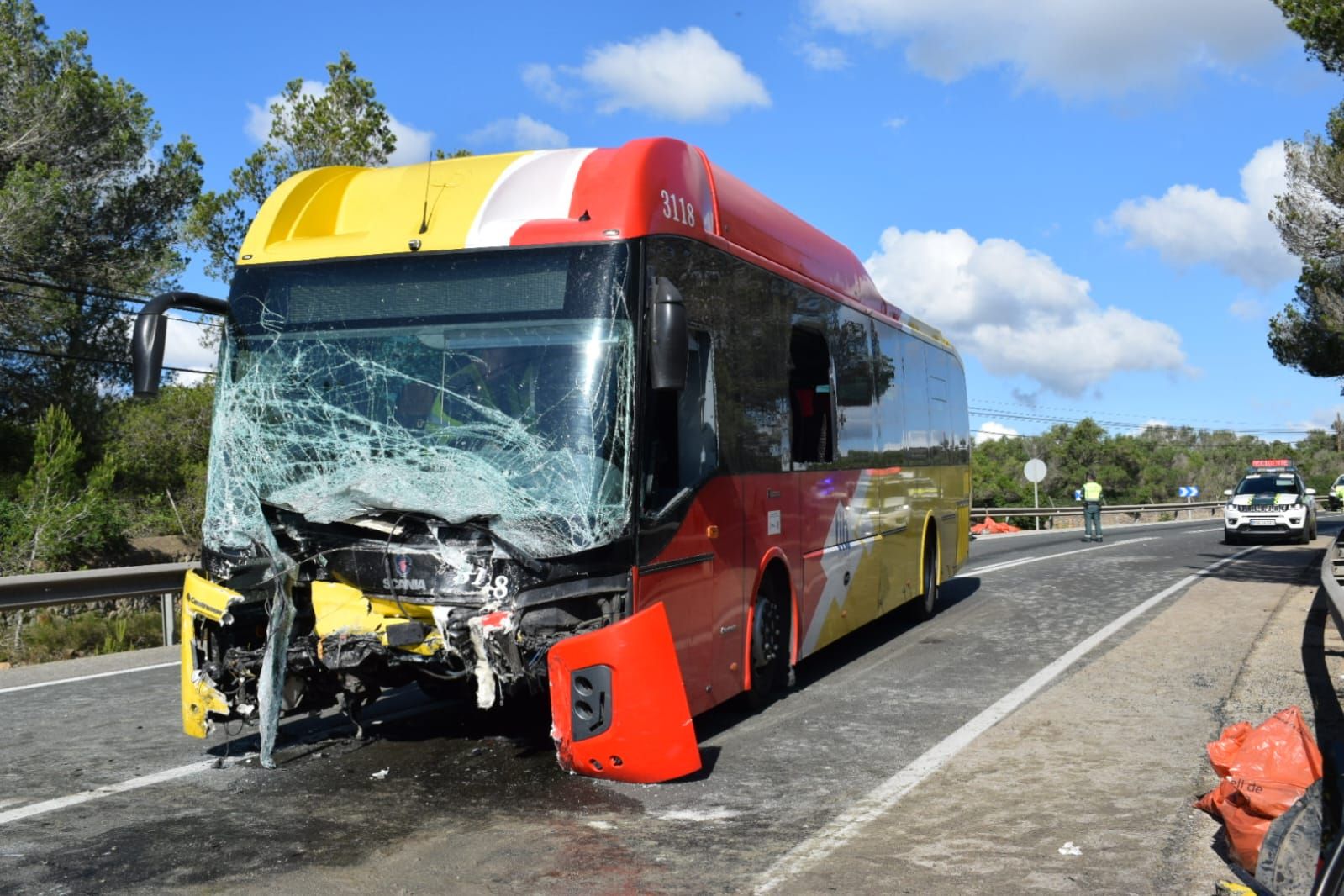 Un muerto y ocho heridos al chocar un autobús y un coche entre Felanitx y Portocolom