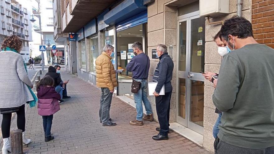 Cola de clientes en la oficina de l compañía eléctrica en Cangas.  