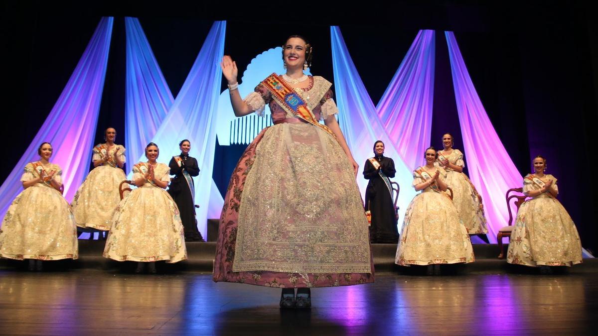 Galería de fotos de la pleitesía a la reina fallera de Burriana