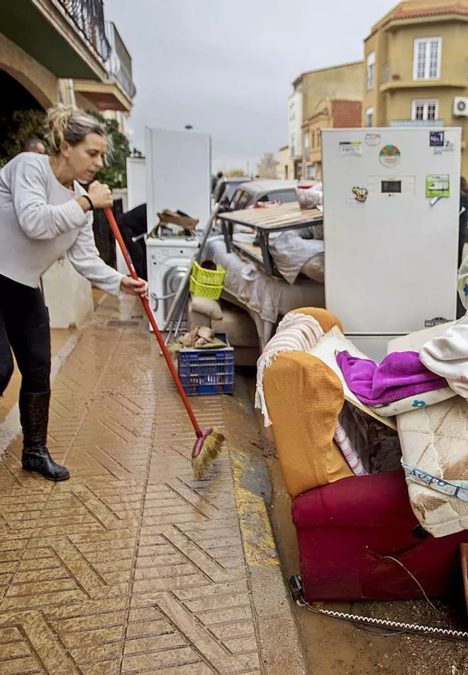 Adif y la CHJ buscan alternativas para evitar que las vías inunden Benifaió