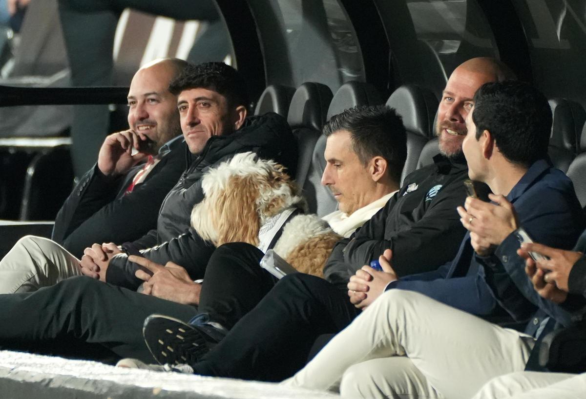 Alberto González, Pablo Hernández, Bob y Oscar Voulgaris, Rody Hoegee y Ramón Soria, en el banquillo del SkyFi Castalia.