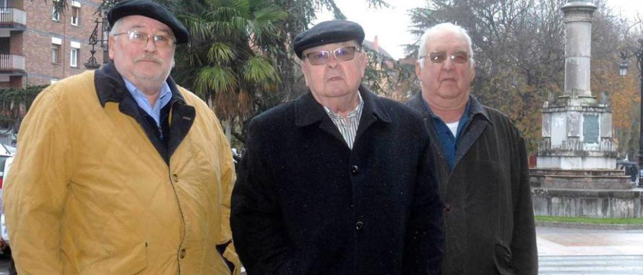 Al pie de pedro duro. Armando Braña, Anselmo Nicieza y Víctor Puerta -de izquierda a derecha- se reunieron en La Felguera, junto a la estatua dedicada a Pedro Duro, para recordar su paso por la compañía.