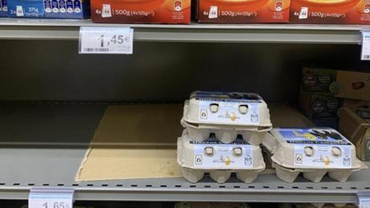 En los supermercados no andan sobrados de huevos.