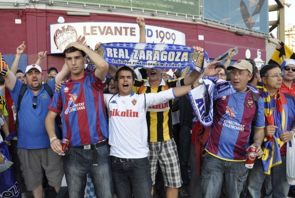 Apoteósica llegada del Real Zaragoza al Ciudad de Valencia.