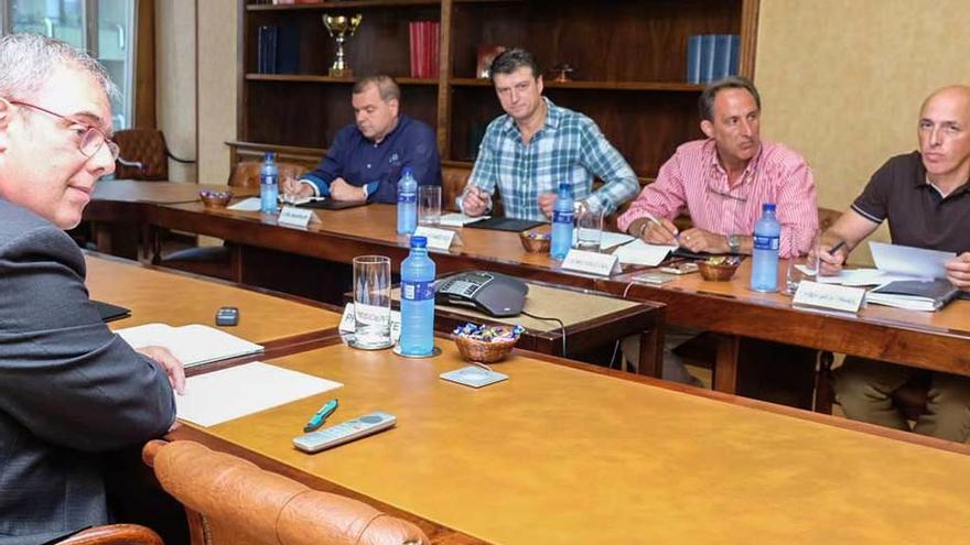 Rabanal, frente a Alperi, Roces, Rodríguez y García, ayer, tras la reunión del consejo de administración de Hunosa.