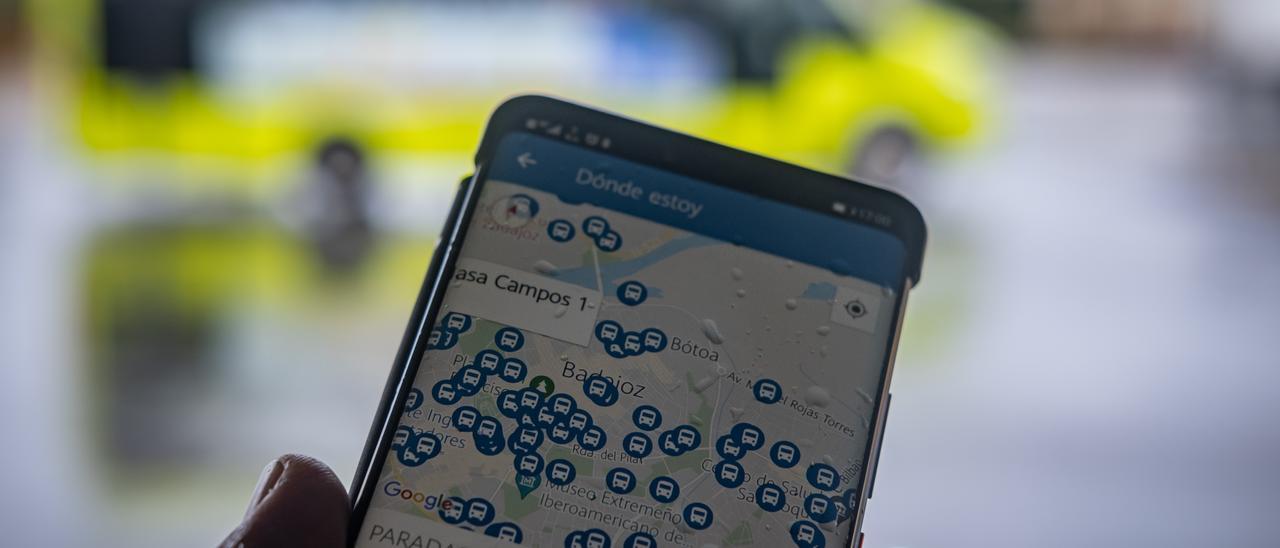Una usuaria muestra la aplicación en su teléfono móvil.