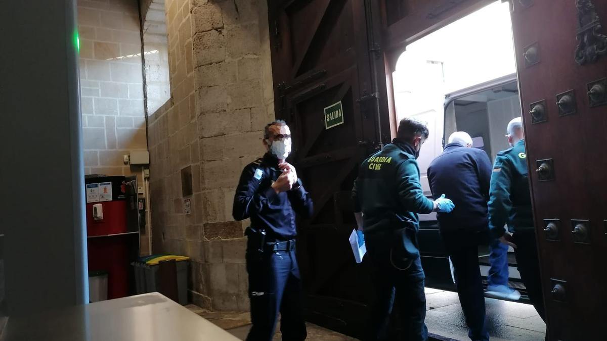 El condenado entra al furgón de la Guardia Civil para ir a Topas.