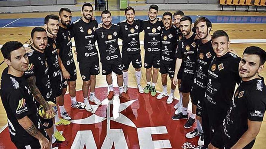 Los jugadores del Palma Futsal posan sobre la pista del Palau d&#039;Esports de Son Moix.