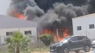 Un devastador incendio devora dos naves del polígono industrial de Alhama