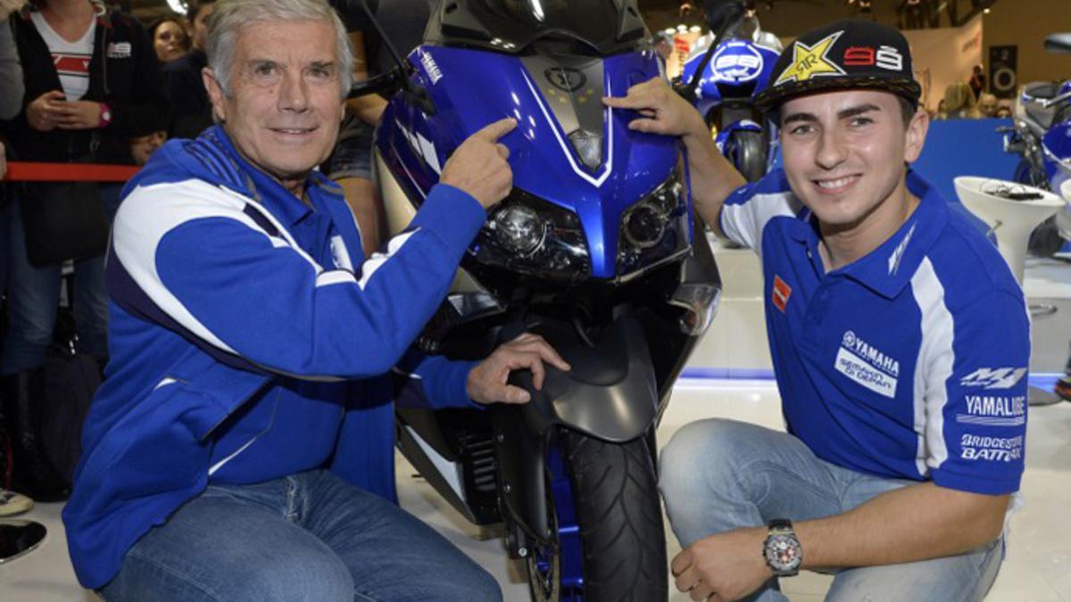 Giacomo Agostini junto a Jorge Lorenzo, en el box de Movistar-Yamaha