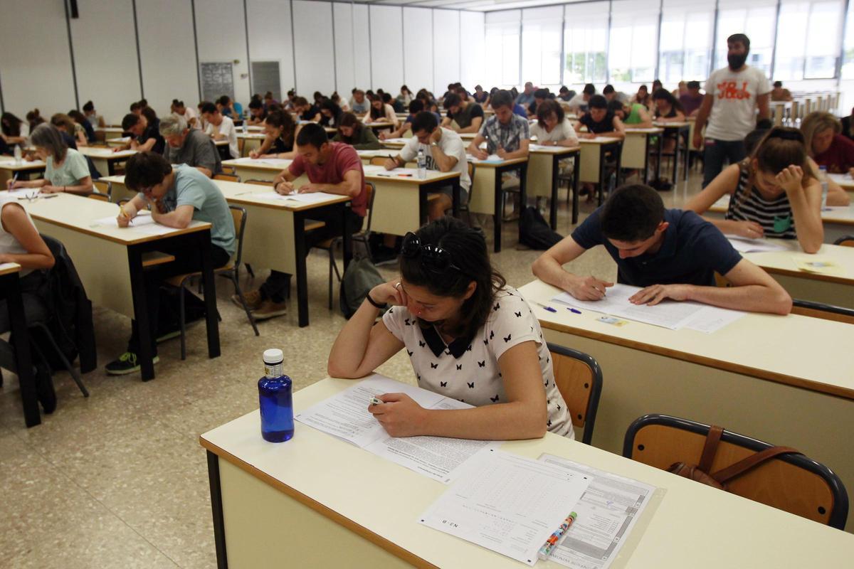 Exámenes de valenciano de la Junta Qualificadora en imagen de archivo.