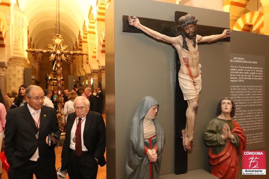 FOTOGALERÍA / La Vera Cruz muestra en la Mezquita Catedral su patrimonio