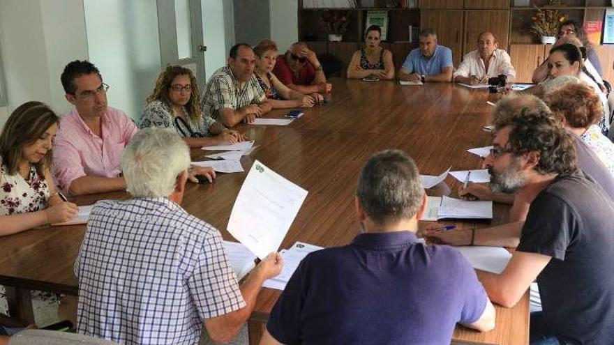 Reunión entre miembros del Faveza y el Ayuntamiento.