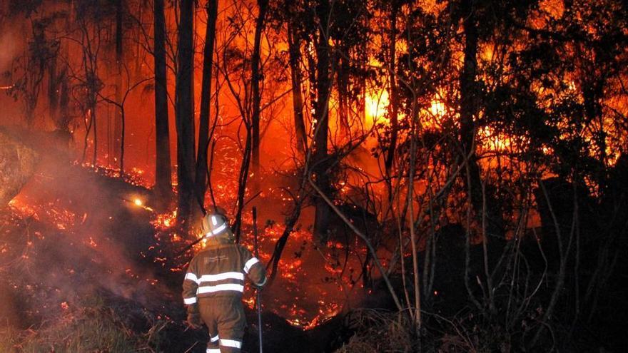 Brigadista durante las labores de extinción de un incendio.