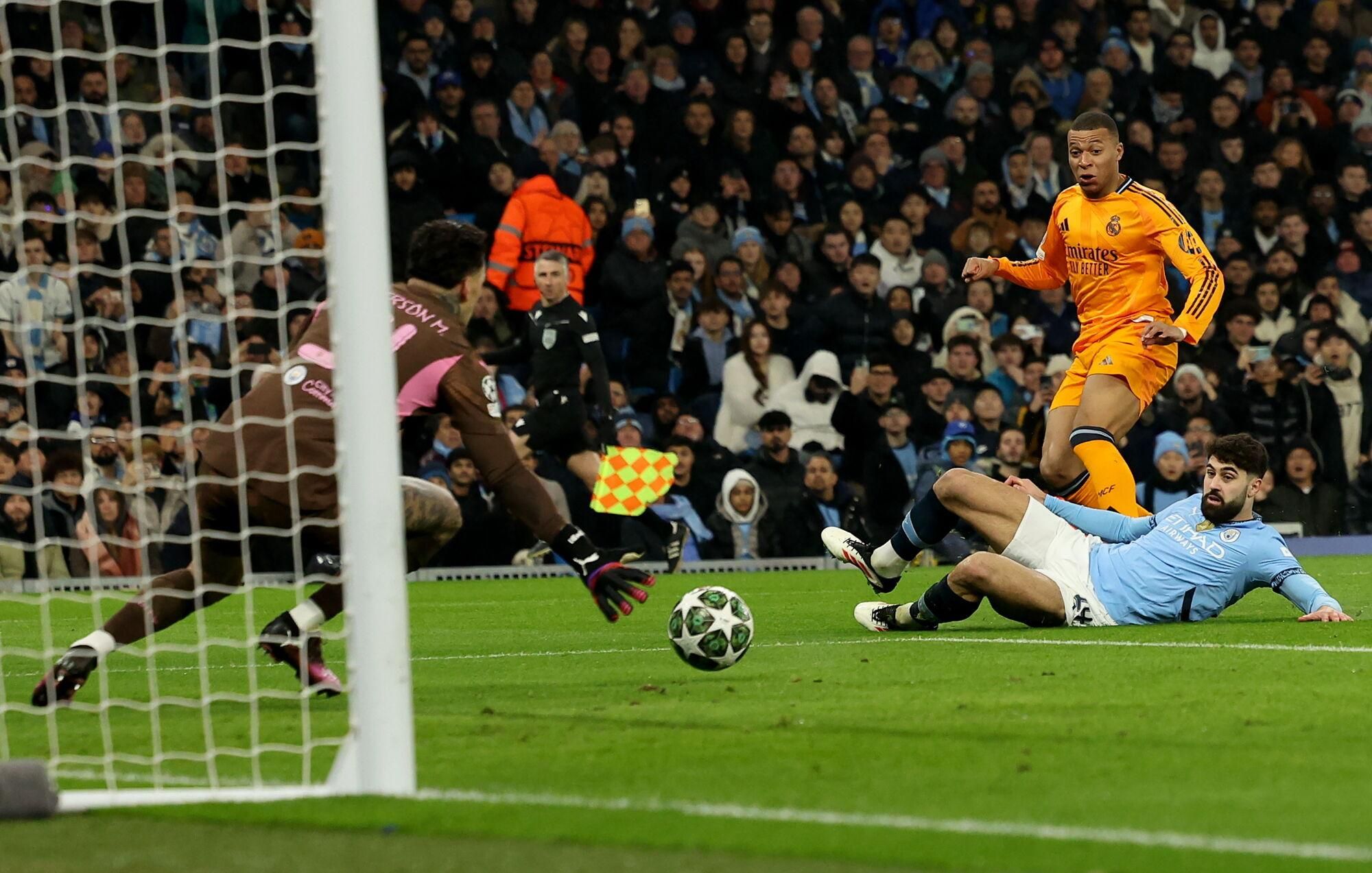 MANCHESTER (United Kingdom), 11/02/2025.- Kylian Mbappe (R top) of Real Madrid attempts to score against Manchester City goalkeeper Ederson (L) and defender Josko Gvardiol during the UEFA Champions League knockout phase play-offs 1st leg match between Manchester City and Real Madrid, in Manchester, Britain, 11 February 2025. (Liga de Campeones, Reino Unido) EFE/EPA/ADAM VAUGHAN