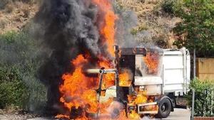 Un camión de la basura en llamas.