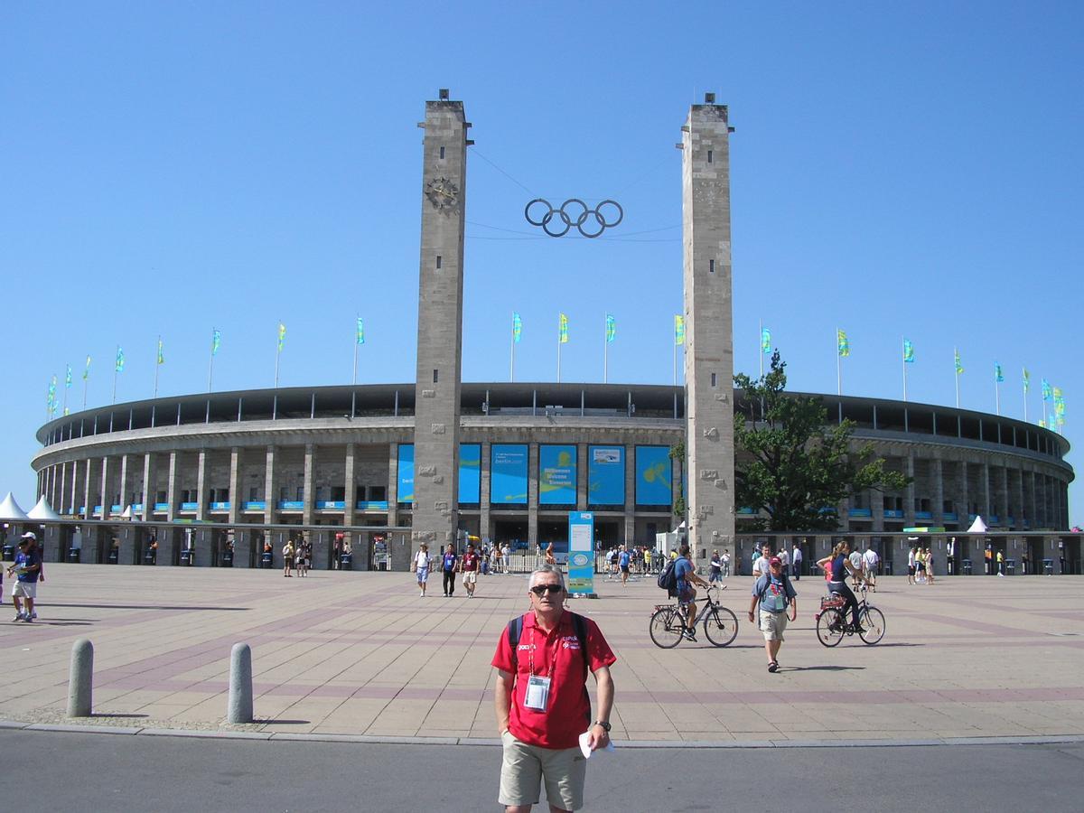Posando delante del estadio olímpico de Berlín.