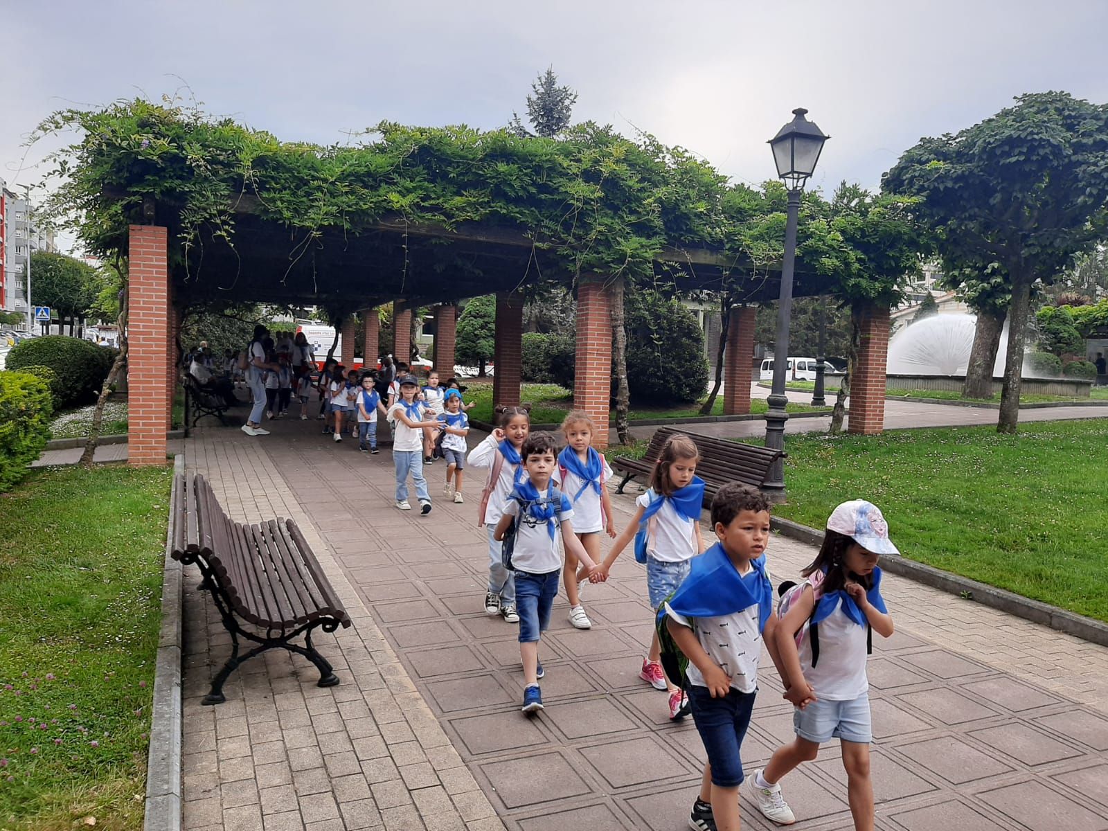 Los niños de la Pola ensayan para el Carmín: así ha sido la romería de la Escuela Peña Careses