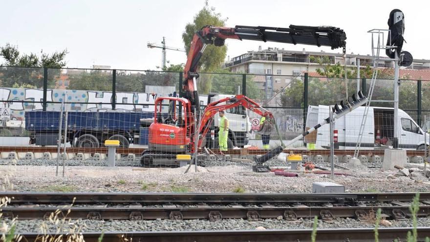 Obras en el tendido ferroviario cerca de Santiago El Mayor.