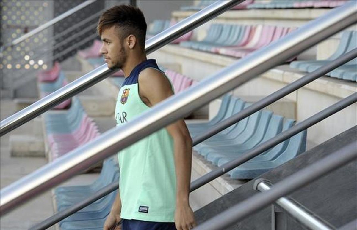 Neymar va a un entrenament del Barça. Neymar va a un entrenament del Barça.