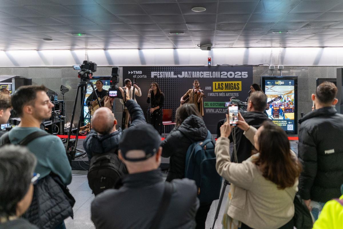 El grupo musical Las Migas durante un concierto sorpresa en la estación de metro de Diagonal, a 19 de noviembre de 2025, en Barcelona