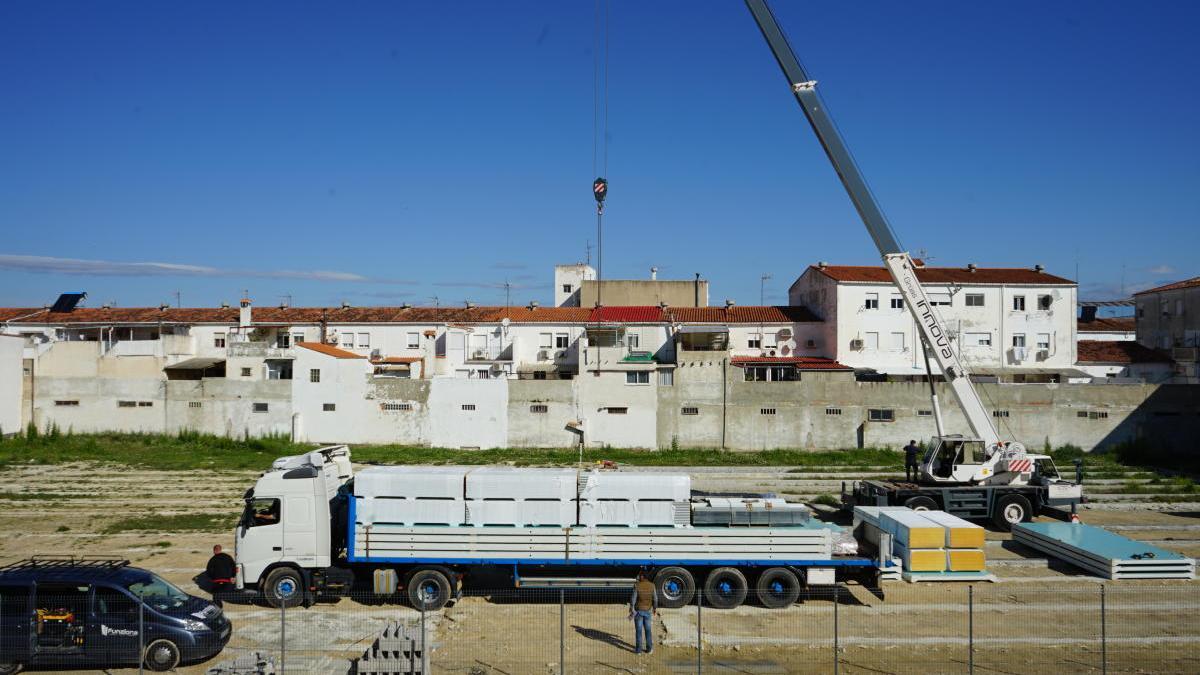 Trabajos de instalación del aulario provisional en el colegio Elías Tormo