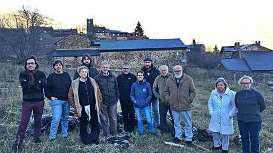 Representants de SOS Pirineus i entitats ecologistes amb Salvem Éller