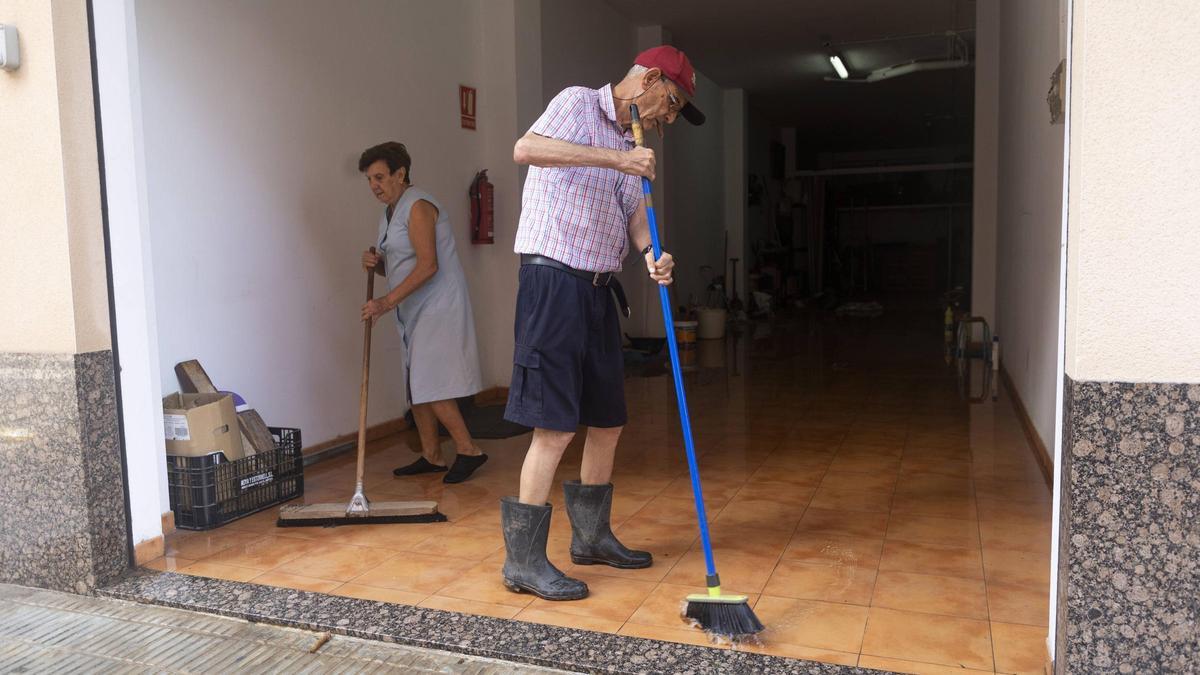 Afectados de Algemesí limpiando su domicilio