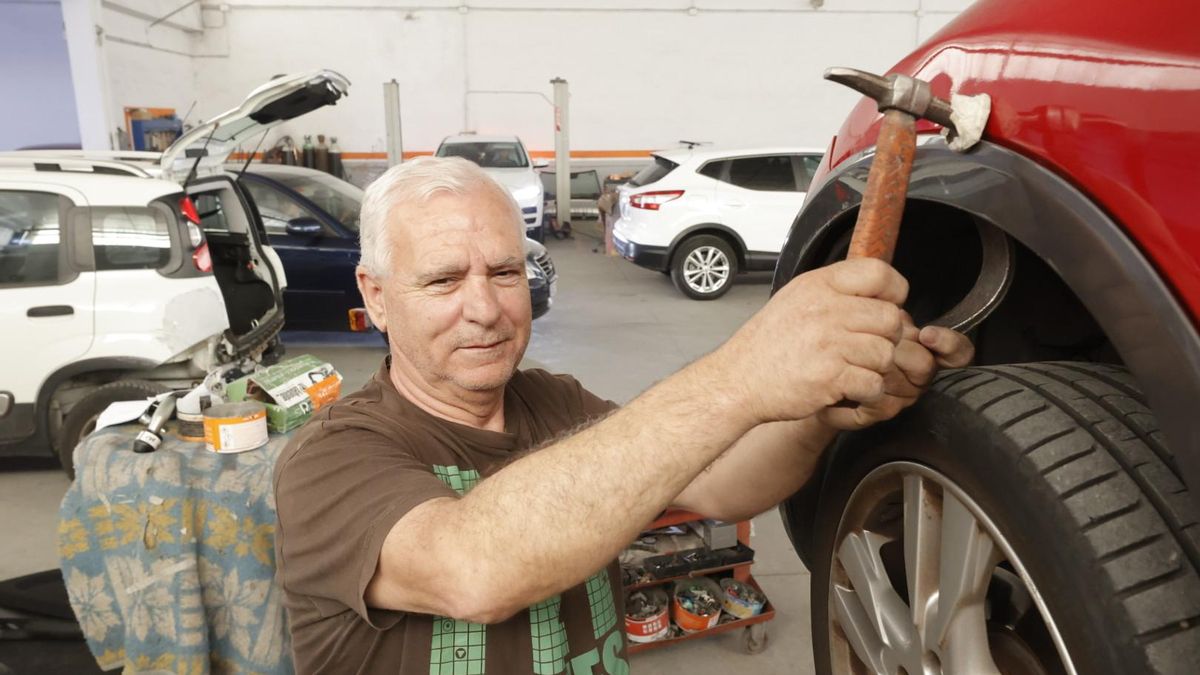 Antonio Pérez Bravo arreglando un coche en su taller.