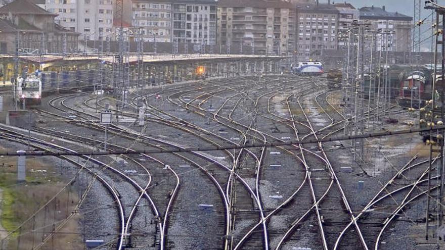 Tramo final de la trama urbana de acceso a la Estación Empalme, en A Ponte.  // Iñaki Osorio