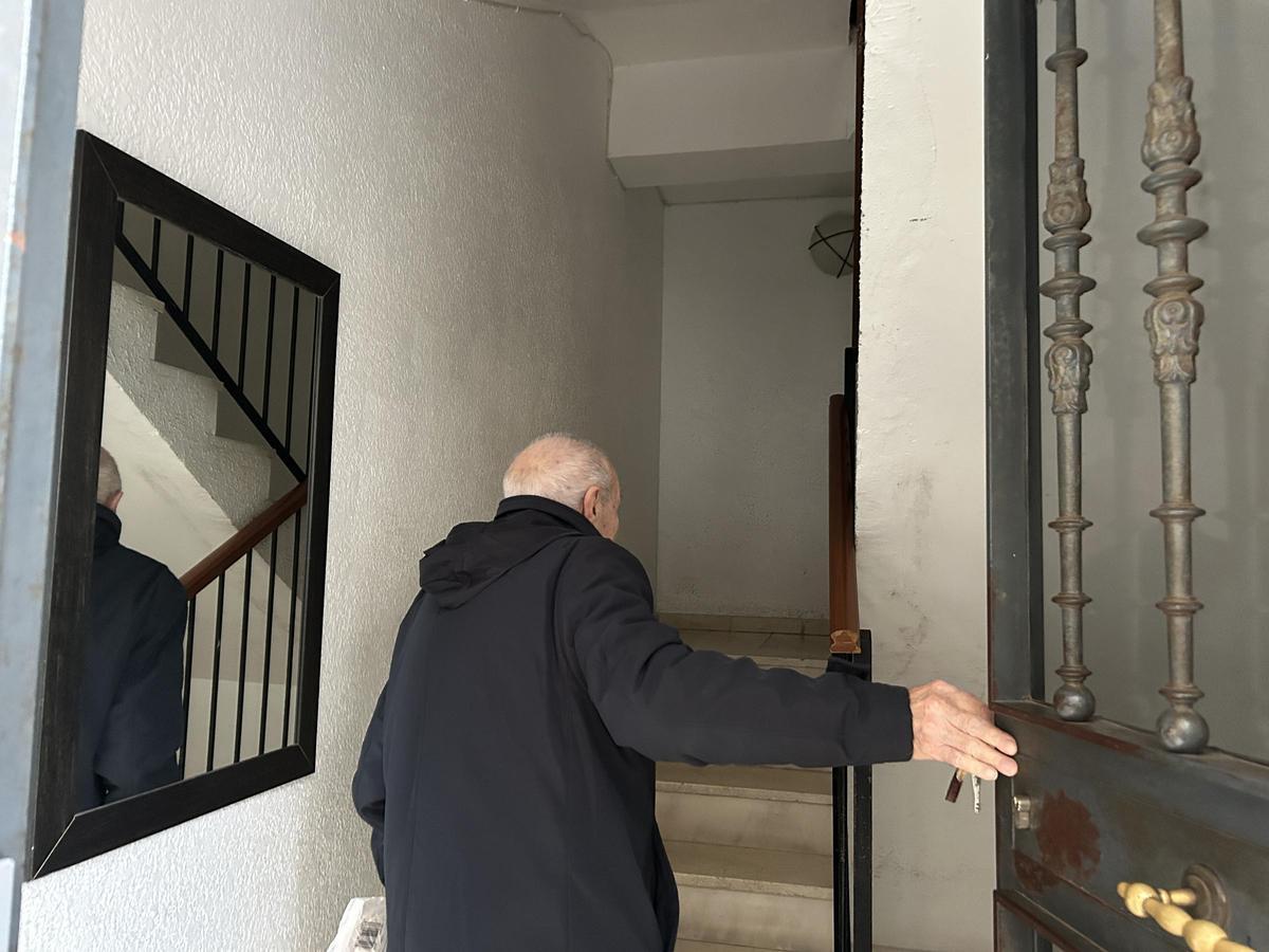 Julio Chávez entra en su portal, donde le esperan un sinfín de escalones hasta subir al cuarto piso.