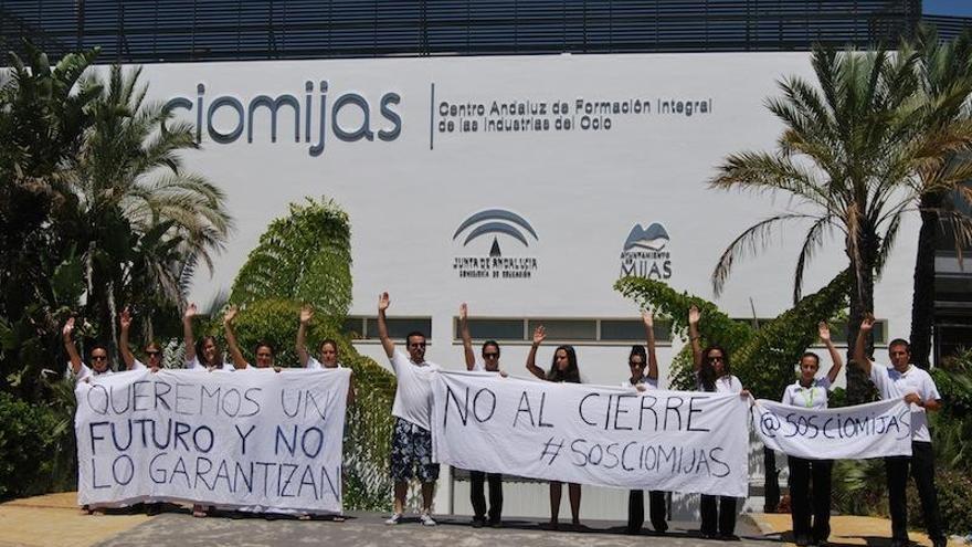 Los alumnos de CIOMijas llevan dos semanas protestando delante del centro.