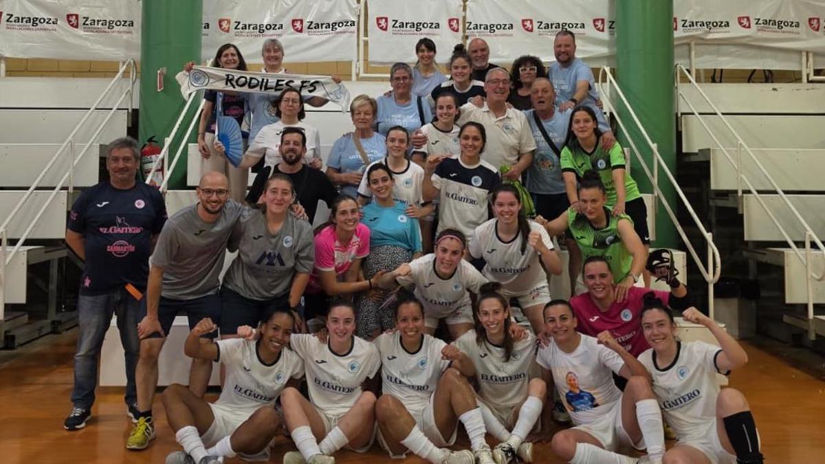 Foto de familia del Rodiles celebrando su triunfo en la cancha del Entrerríos Automatización.