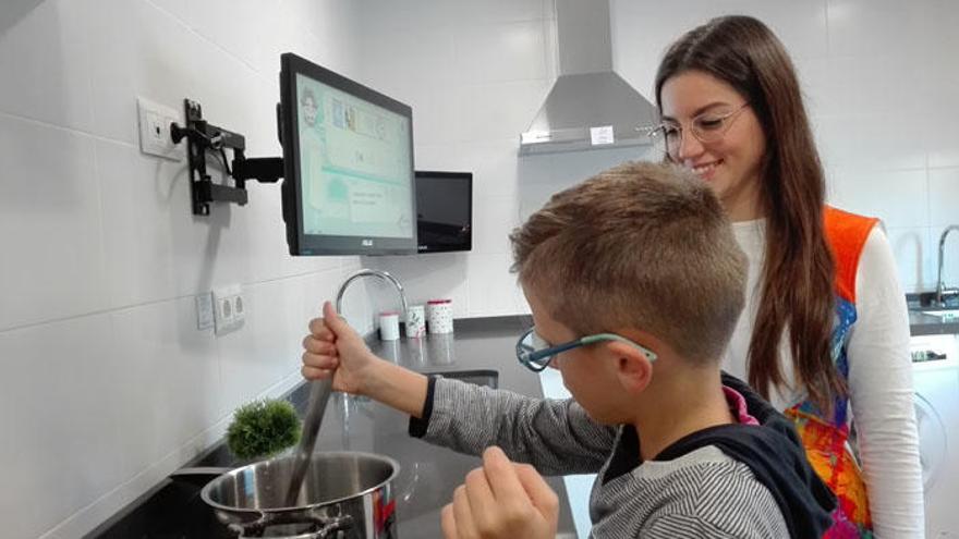 Una educadora muestra las actividades que llevan a cabo las personas con TEA en la nueva cocina terapéutica.