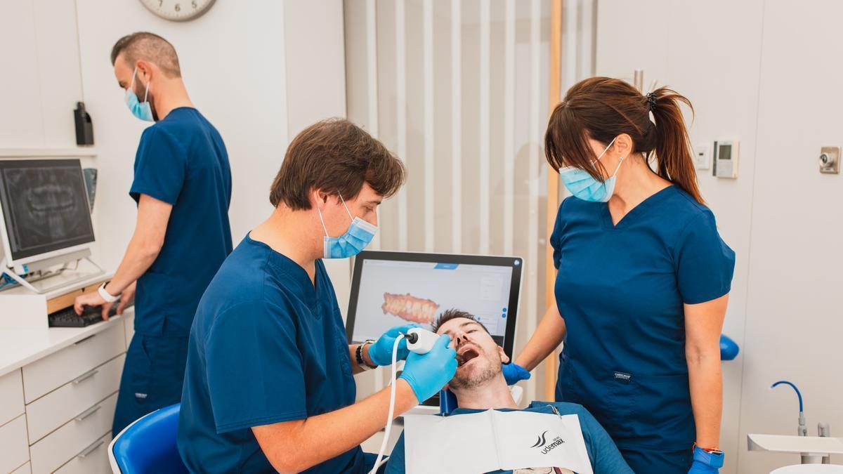 El doctor Emilio Martínez-Almoyna, durante una intervención en Clínicas Udemax