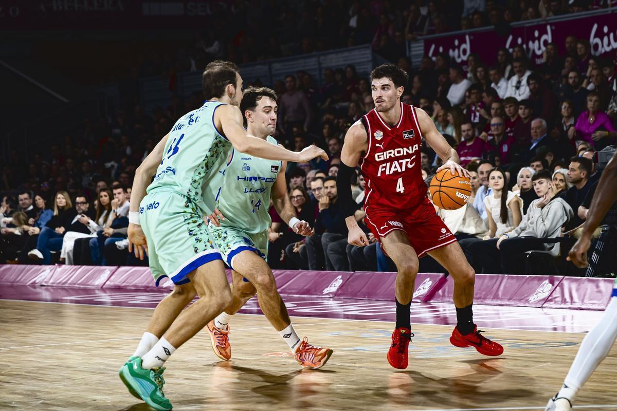 Pep Busquets, marcat per Millán Jiménez i Mikel Sanz, en el partit de Barris Nord