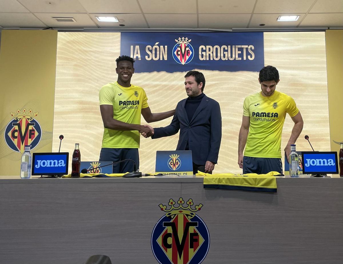 Yerson Mosquera (i) es saludado por Roig Negueroles, consejero delegado del Villarreal CF.