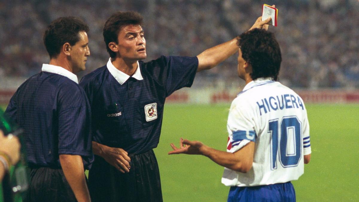 'Paquete' Higuera protesta a Mejuto González y Rafa Guerrero tras la famosa roja a Xavi Aguado del 'penalti y expulsión', en septiembre de 1996.