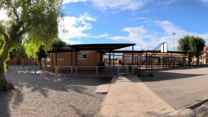 Hospitalizan a un niño tras caerle encima una rama de un árbol en el patio del colegio de Albalat dels Sorells