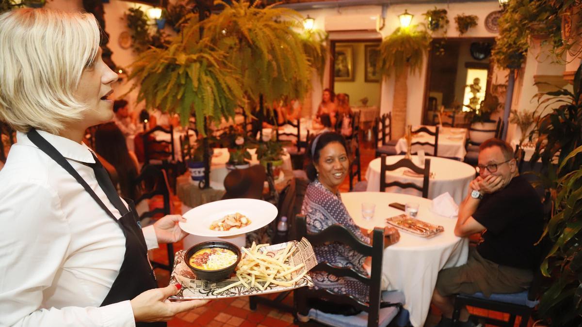 Una camarera en un restaurante de Córdoba.