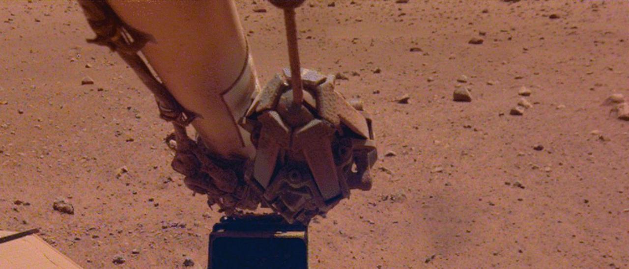 La sonda InSight, trabajando sobre el suelo de Marte, en una imagen difundida por la NASA.