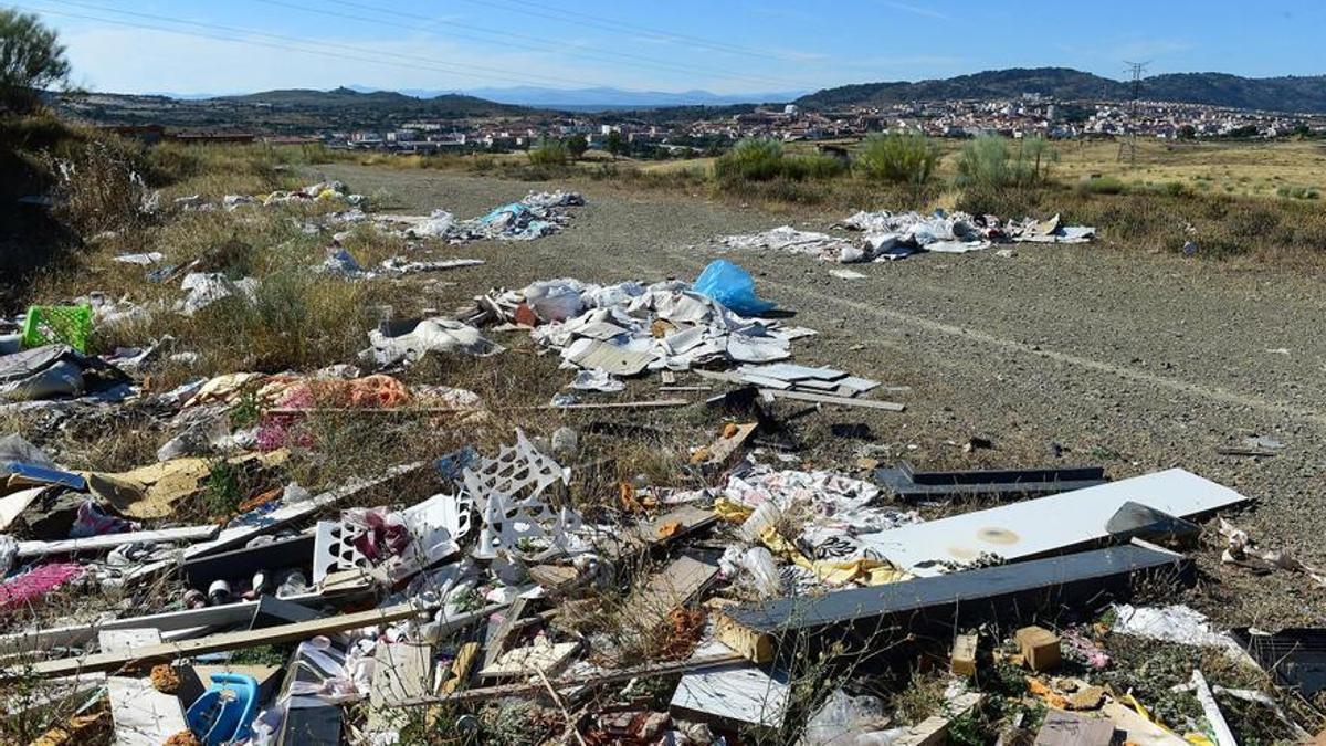 Antigua escombrera ilegal en la zona del PIR Los Monjes de Plasencia.