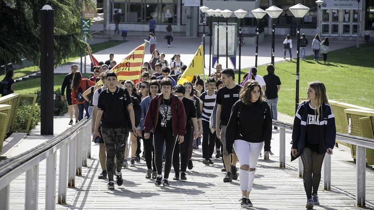 Un grupo de estudiantes de la UAB dirigiéndose a la manifestación convocada en Barcelona.