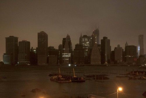 El horizonte de Manhattan se encuentra en la oscuridad después de un corte de suministro eléctrico preventivo en Nueva York