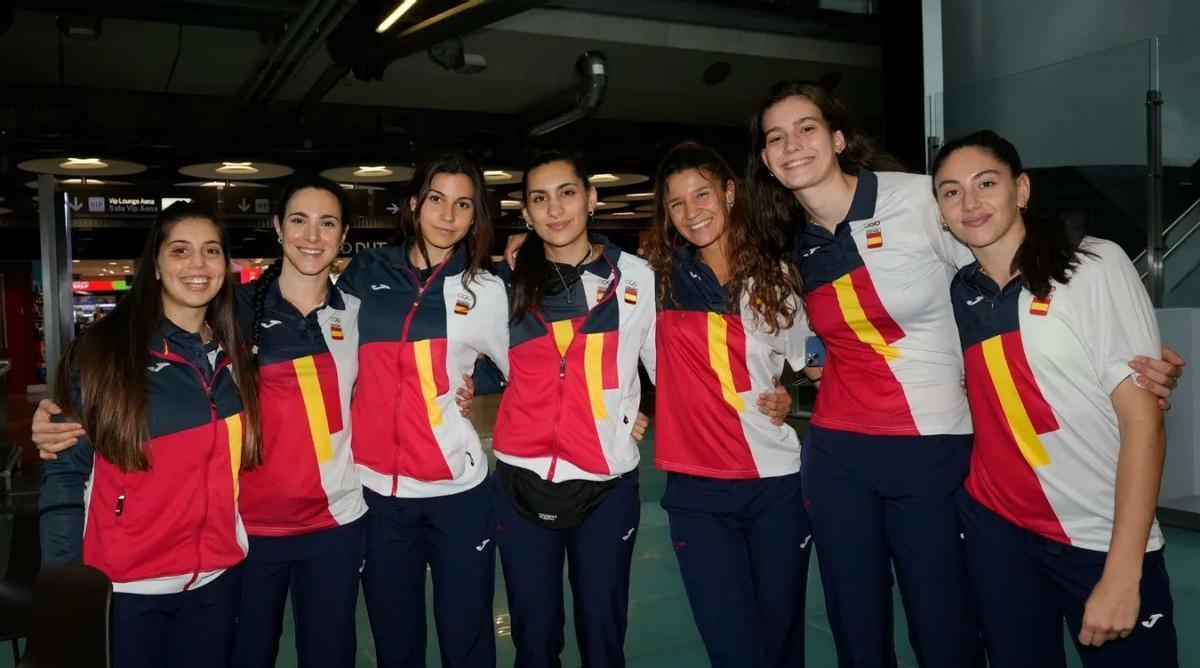 Raquel Lázaro, la tercera por la derecha, antes de viajar a Orán.