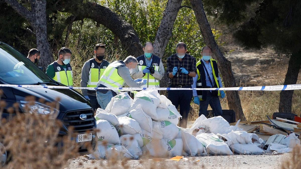 Un forense y policías examinan un cadáver hallado recientemente en Rabasa.