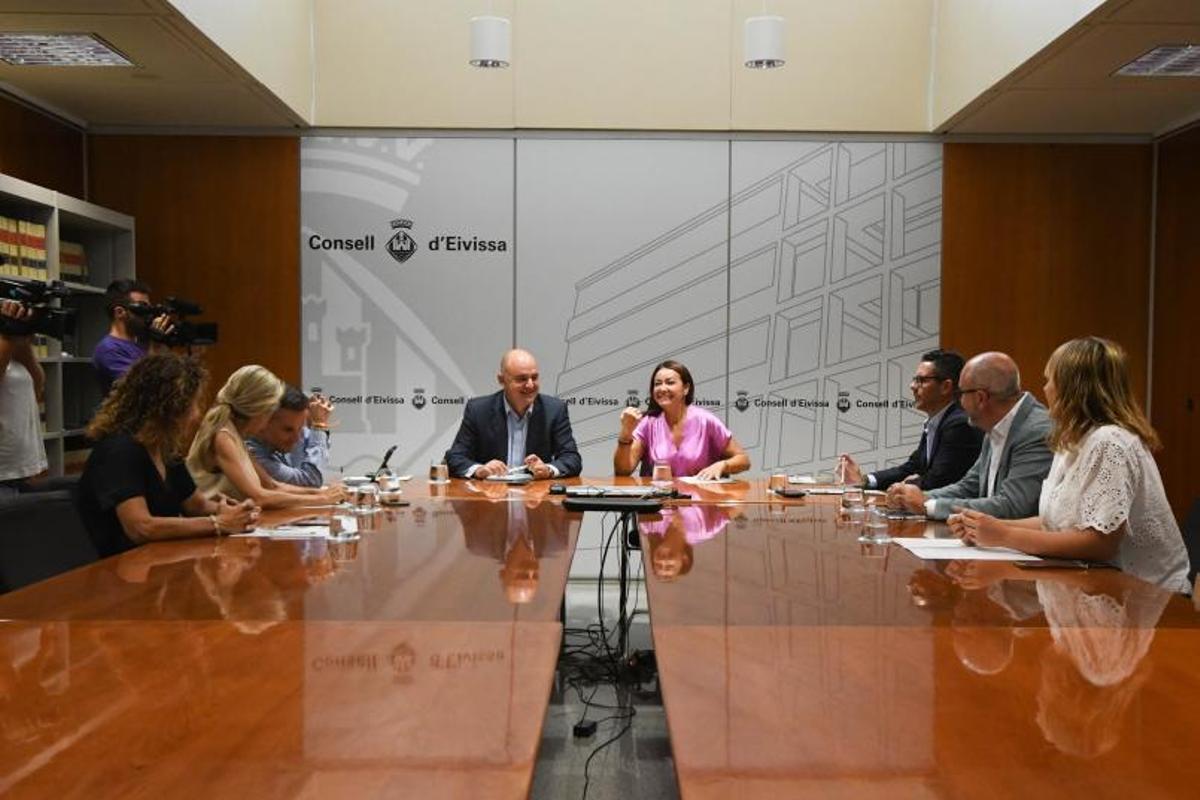 Marí, Vidal y Juan con los alcaldes y alcaldesas de la isla. | MARIA MOLINA